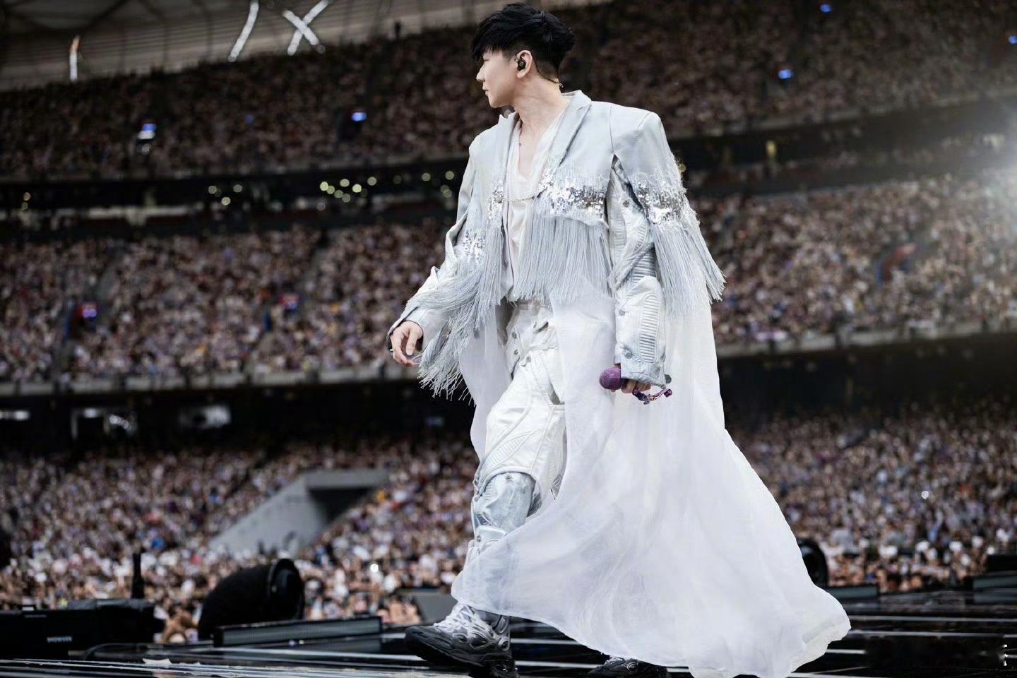 其实不用纠结于男明星找网红只要能够感觉到幸福就好👌🏻而且她学历看起来也很优秀