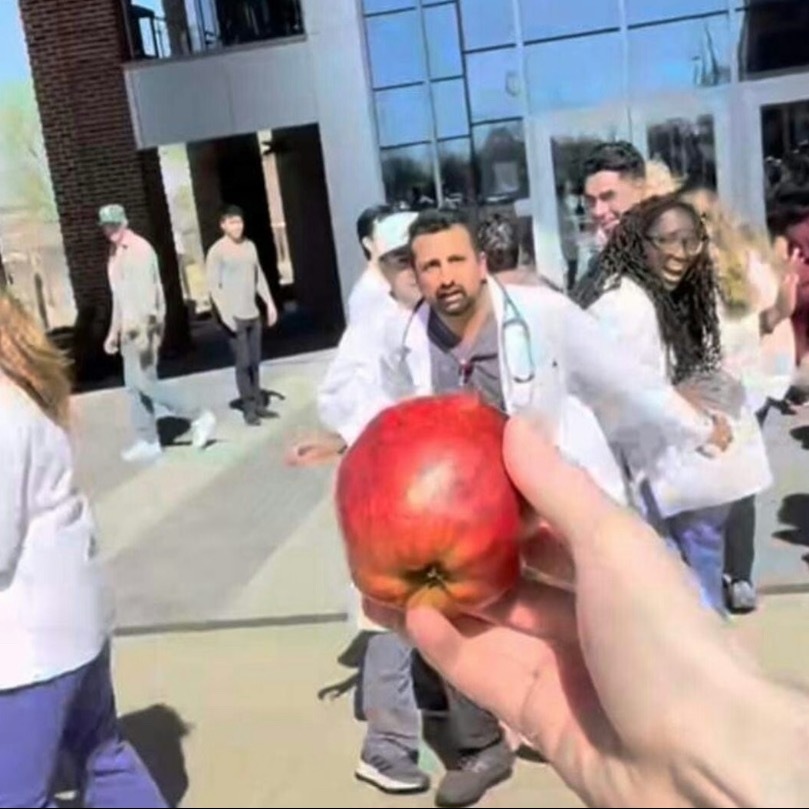 以后再也不信什么【一天一苹果 医生远离我】有人吃苹果吃出疯病来了 