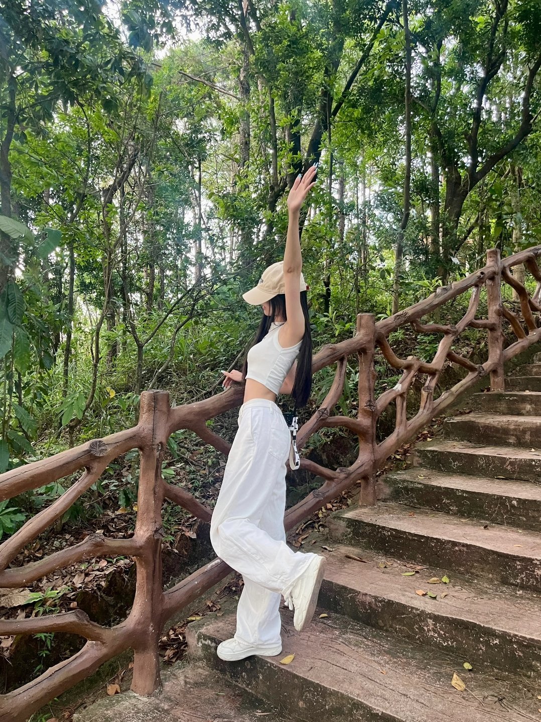 锂矿行业，详细分析10家有代表性的企业：：1.  天齐锂业 (002466)：作