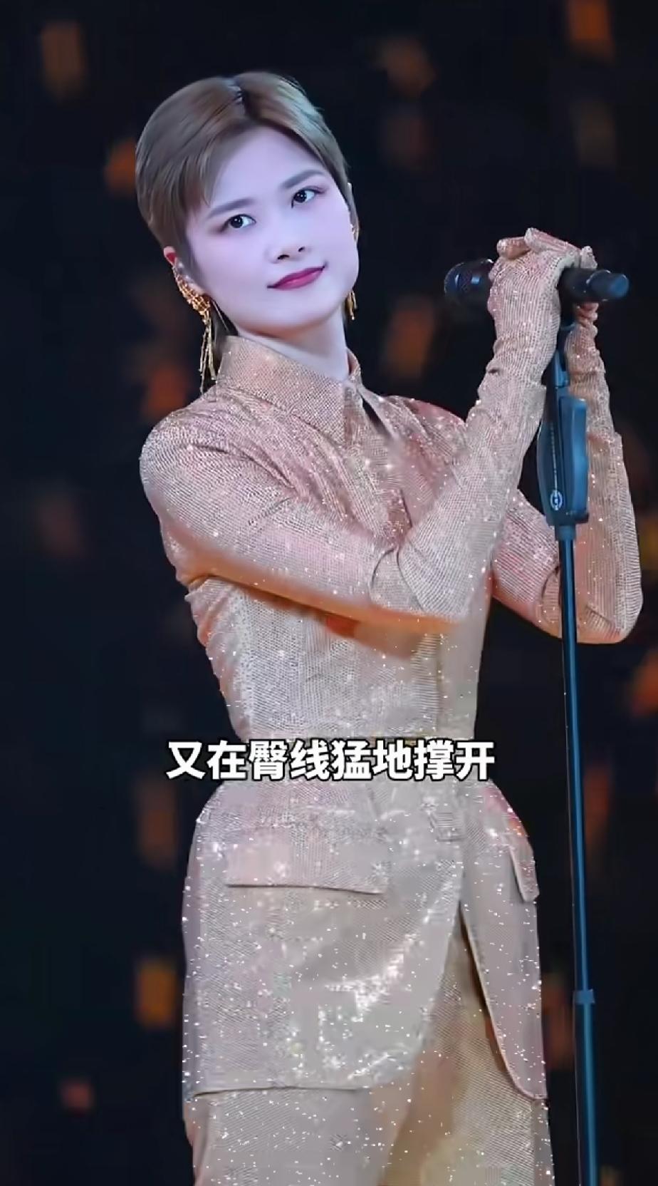 李宇春穿女装，就是温柔的小女生模样。穿上男装又帅又酷。