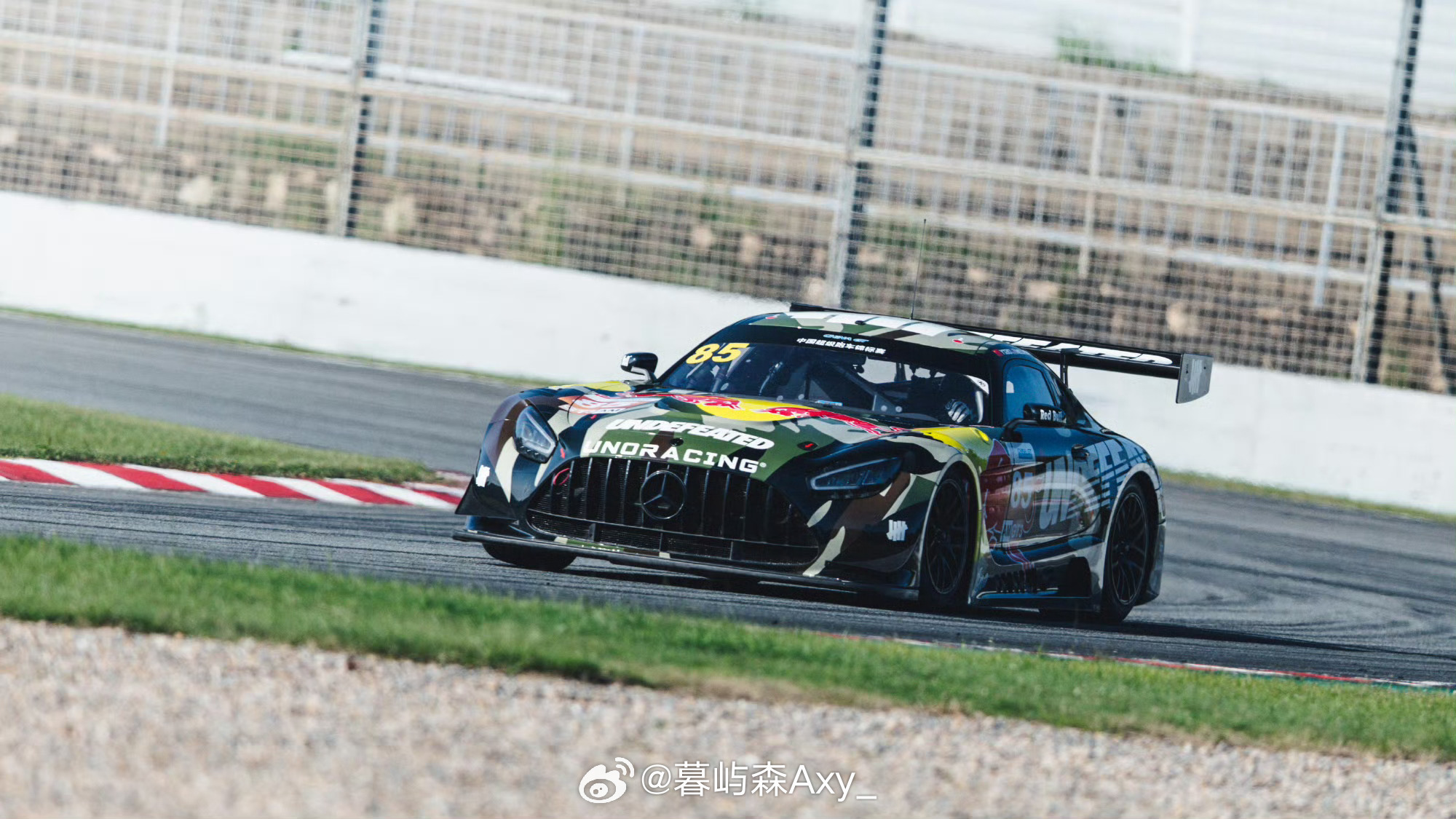 王一博珠海试车王一博驾驶85号梅赛德斯-AMG GT3 EVO完成21圈赛道练习