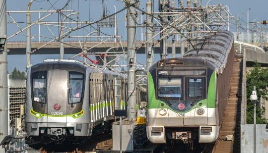 绿灯侠 & 独眼鲶鱼
正在出库的02A05-02096待避大交路02A03-02