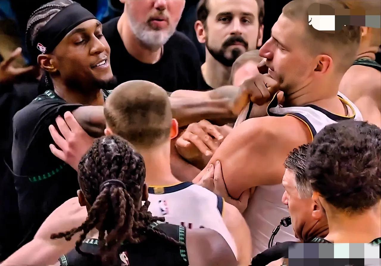 NBA季后赛首轮G4，掘金迎战森林狼，末节上演火爆冲突。终场前1.3秒，森林狼已