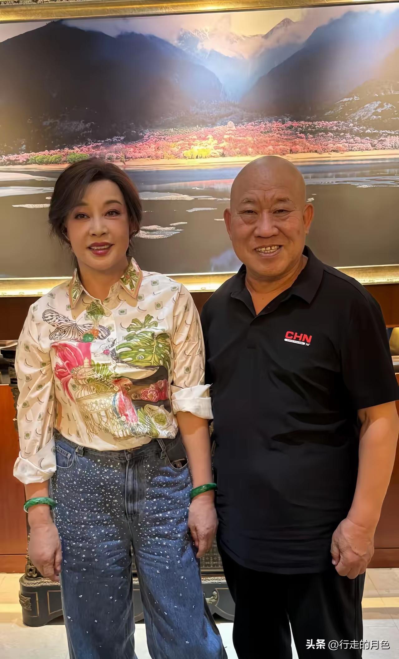 刘晓庆身边的光头强是谁？
你们认识他吗？
他是军人，又是演员，他的演技炉火纯青，