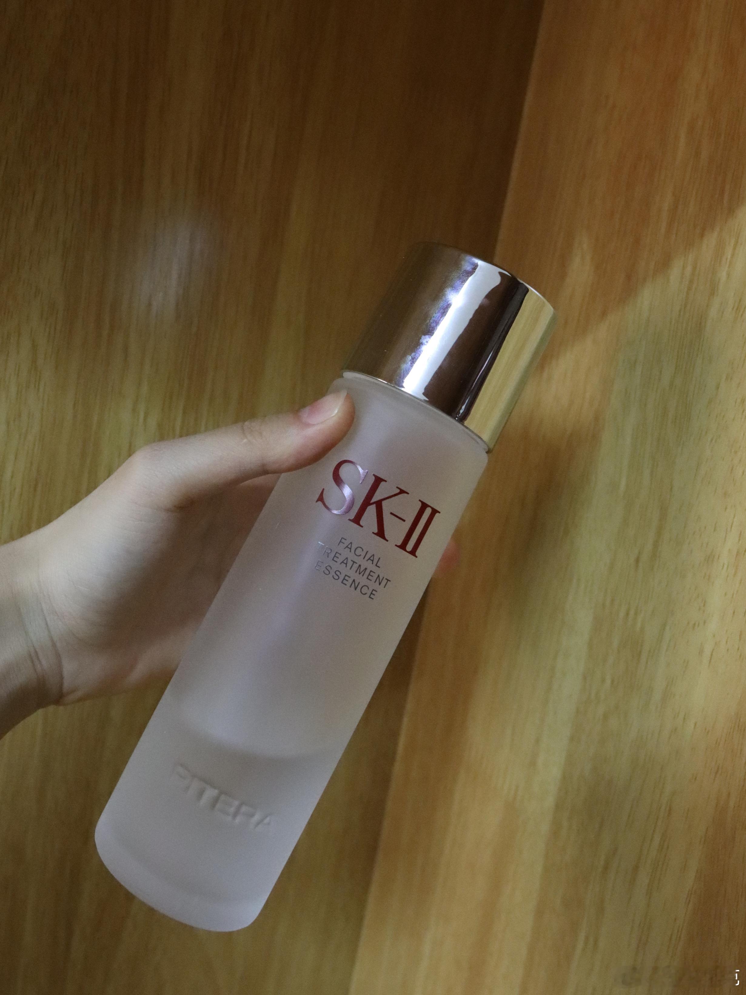万万没想到，SK2神仙水对熬夜肌也有效果！昨晚2点才睡，睡前拿神仙水拍了拍脸，今
