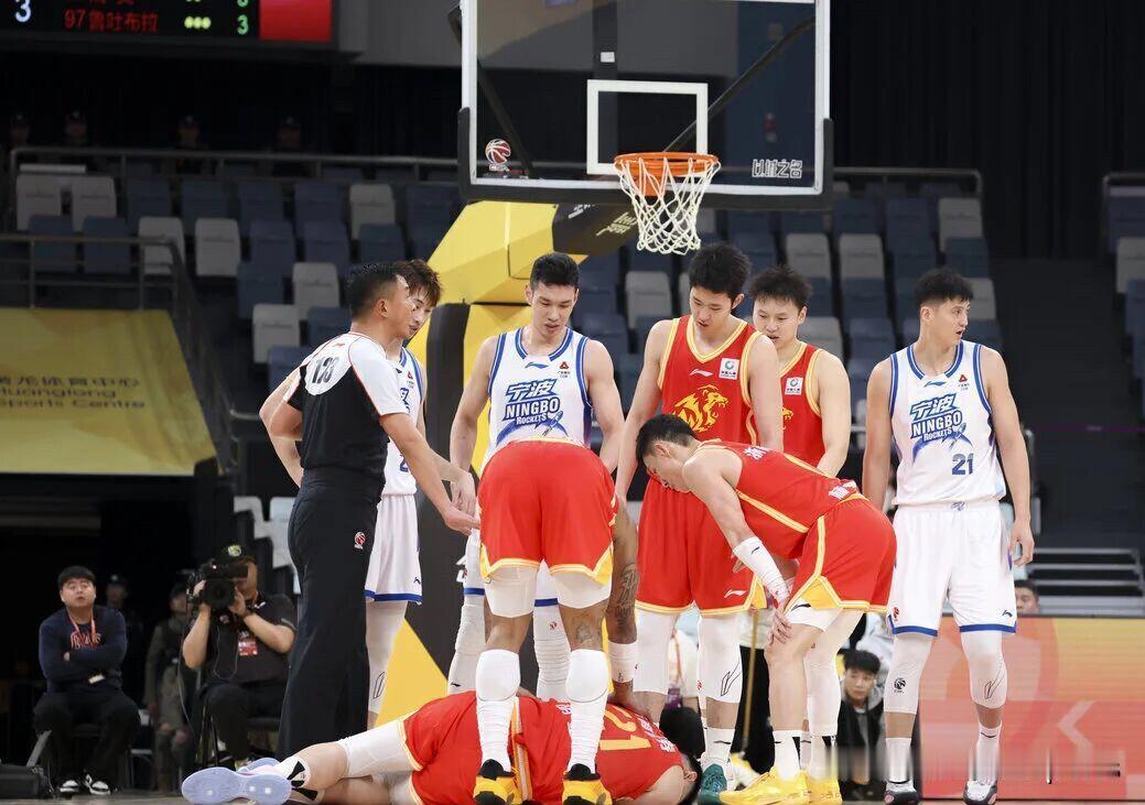 胡金秋昨晚比赛里肩膀被对手拉伤，导致胳膊无法抬起，赛后被紧急送往医院检查。据探长