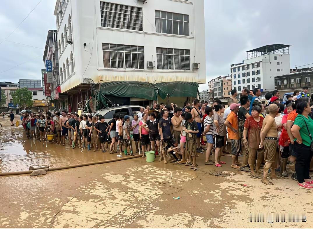 水火无情，灾民损失惨重，只要生命在，一切可以从头再来！相信党相信全国人民，更相信