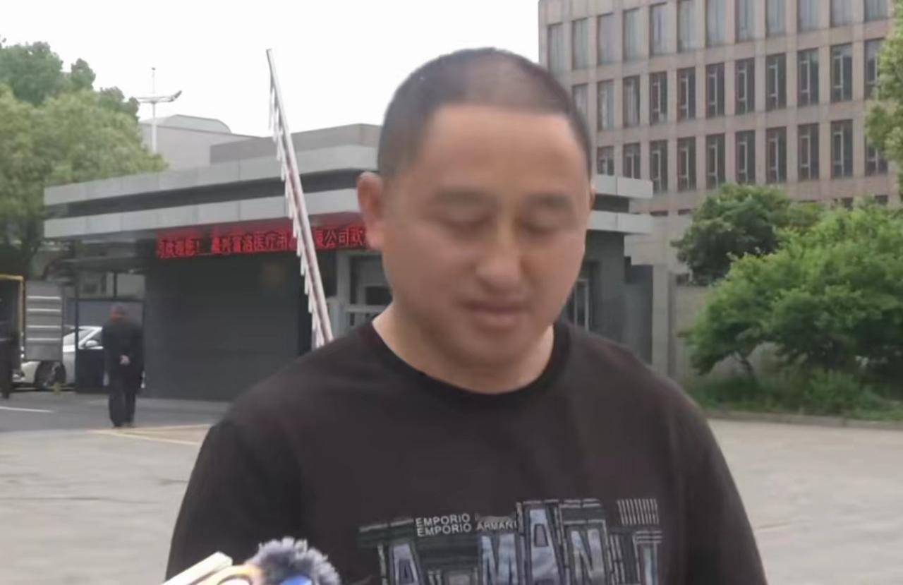 浙江嘉兴，一女子开车，将她的男同事撞倒在地上。保险公司主动提出赔偿男同事960块