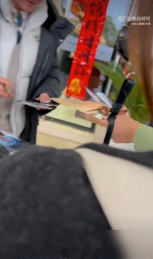 猛地往后一缩，瞪圆双眼的吴京连连摆手喊出三个字，吐不行！眼前连喊我要吐的女孩，直