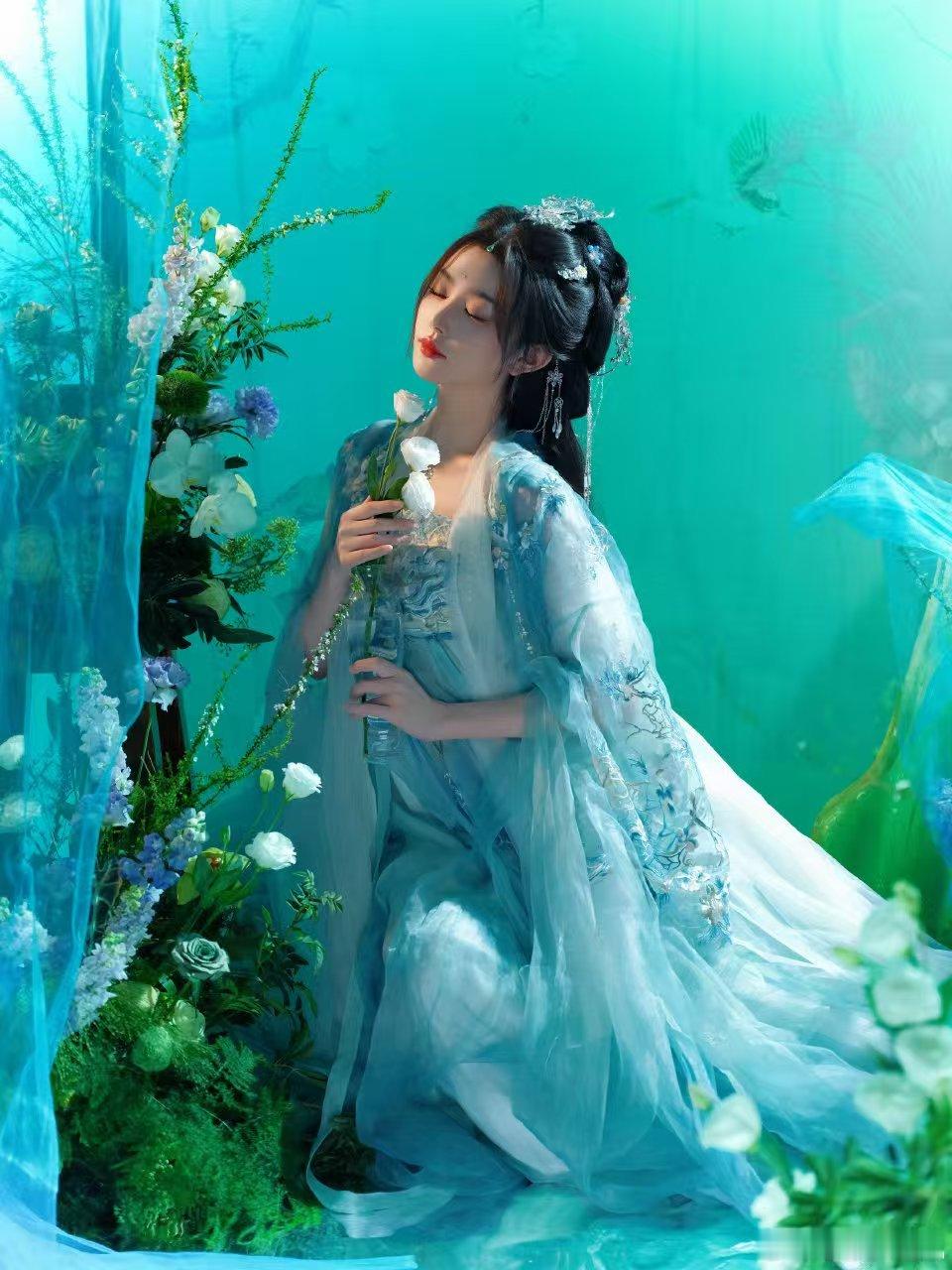 孔雪儿慕雪薇生图暗河传孔雪儿《慕雪薇》生图绝绝子！冰蓝纱裙刺绣精美，层层叠叠似水