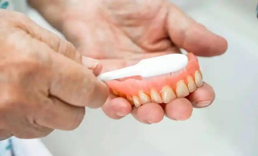 《假牙为什么不能泡水杯里，是因为细菌会“损牙龈”吗？牙科医生告诉你正确答案》
夜