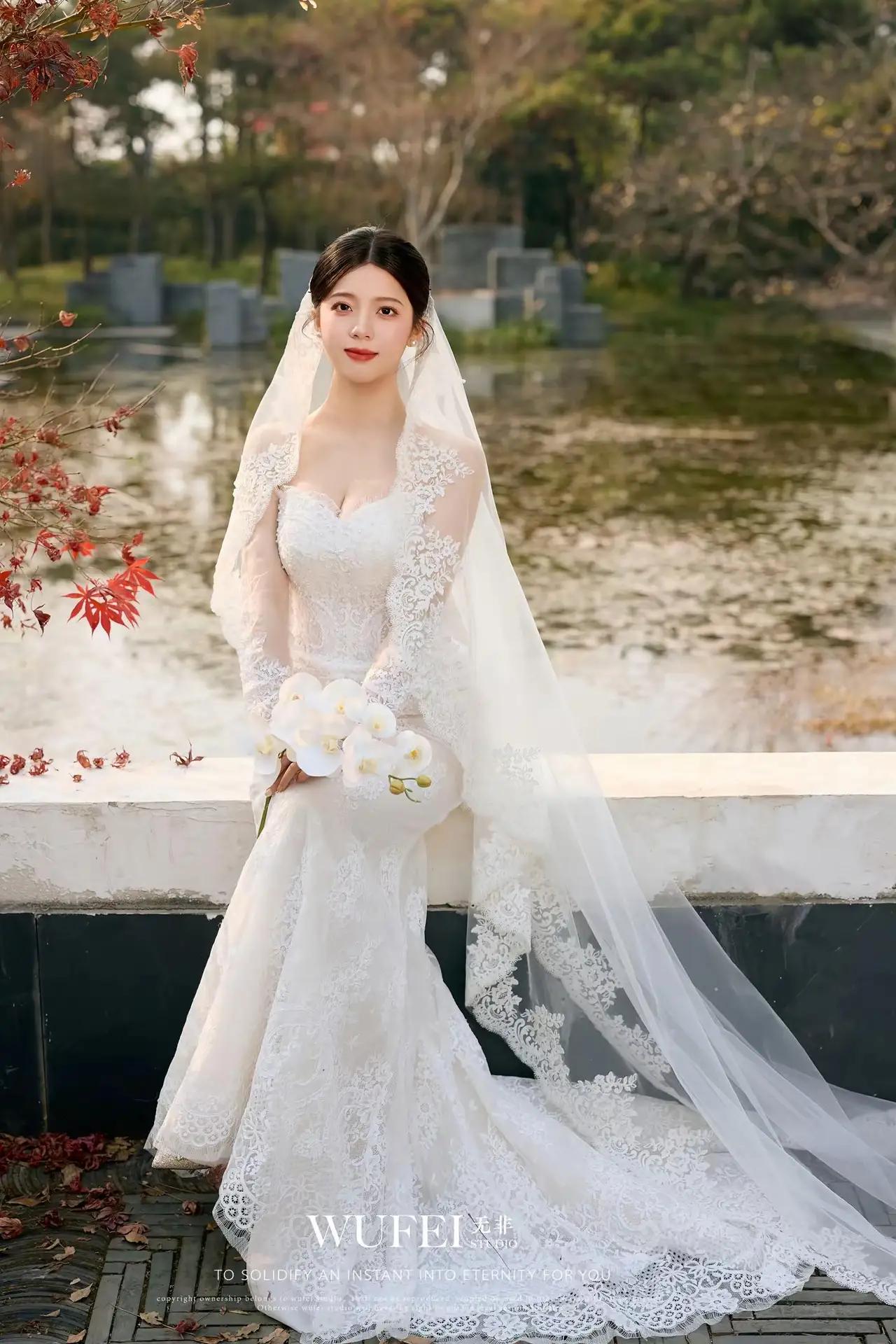 《玉兰新娘》
暮春的晨雾还未散尽时，我循着青石板路上的玉兰花瓣，在城郊的百年教堂