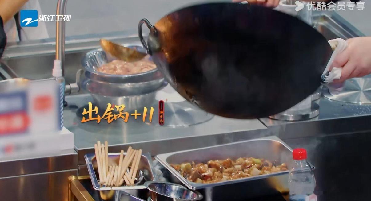 黑麒麟小胖半小时连炒11锅宫保鸡丁炙热游戏百厨大战原来炒菜能这么炸！小胖半小时炫