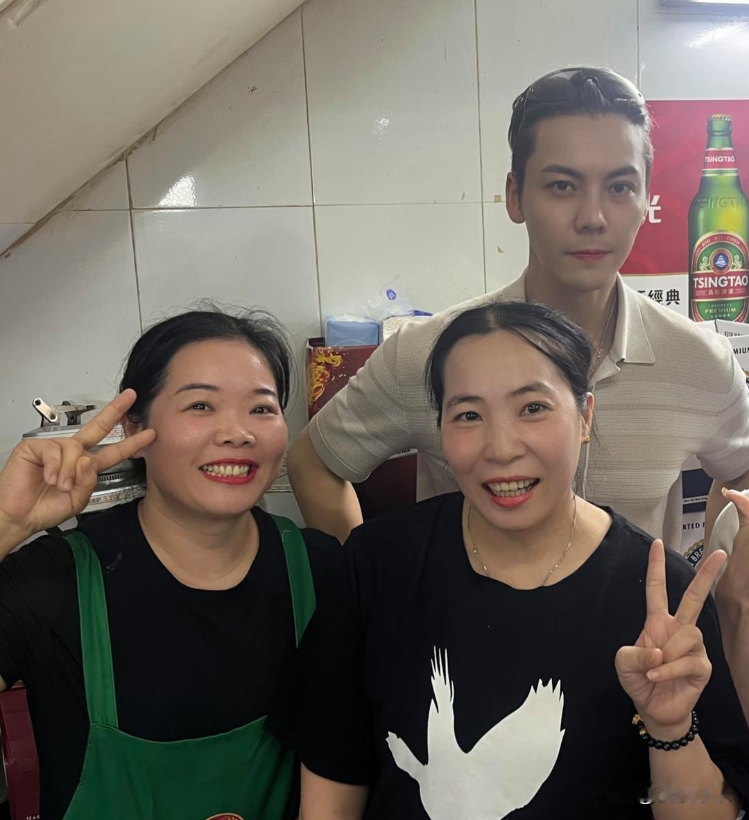 41岁陈伟霆和家人现身澳门一间餐馆吃饭，他染了一头银发，脸部素颜皮肤很好，身姿挺