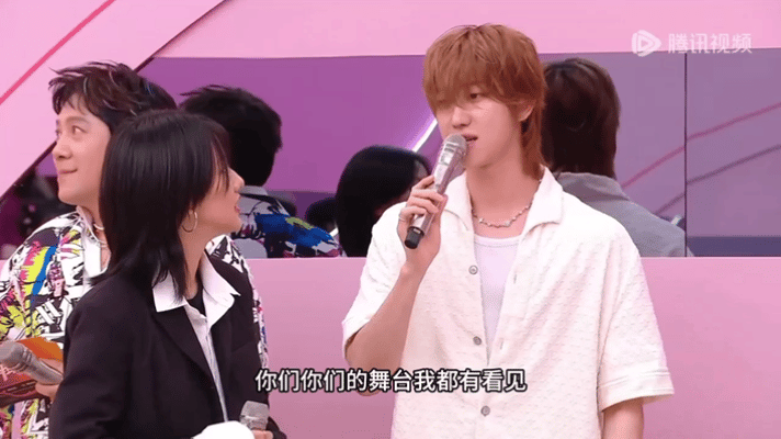 补菜撤回了对徐明浩的冒犯补菜姐生动演绎帅不过三秒，想学小八的酷劲儿喊名言结果紧张