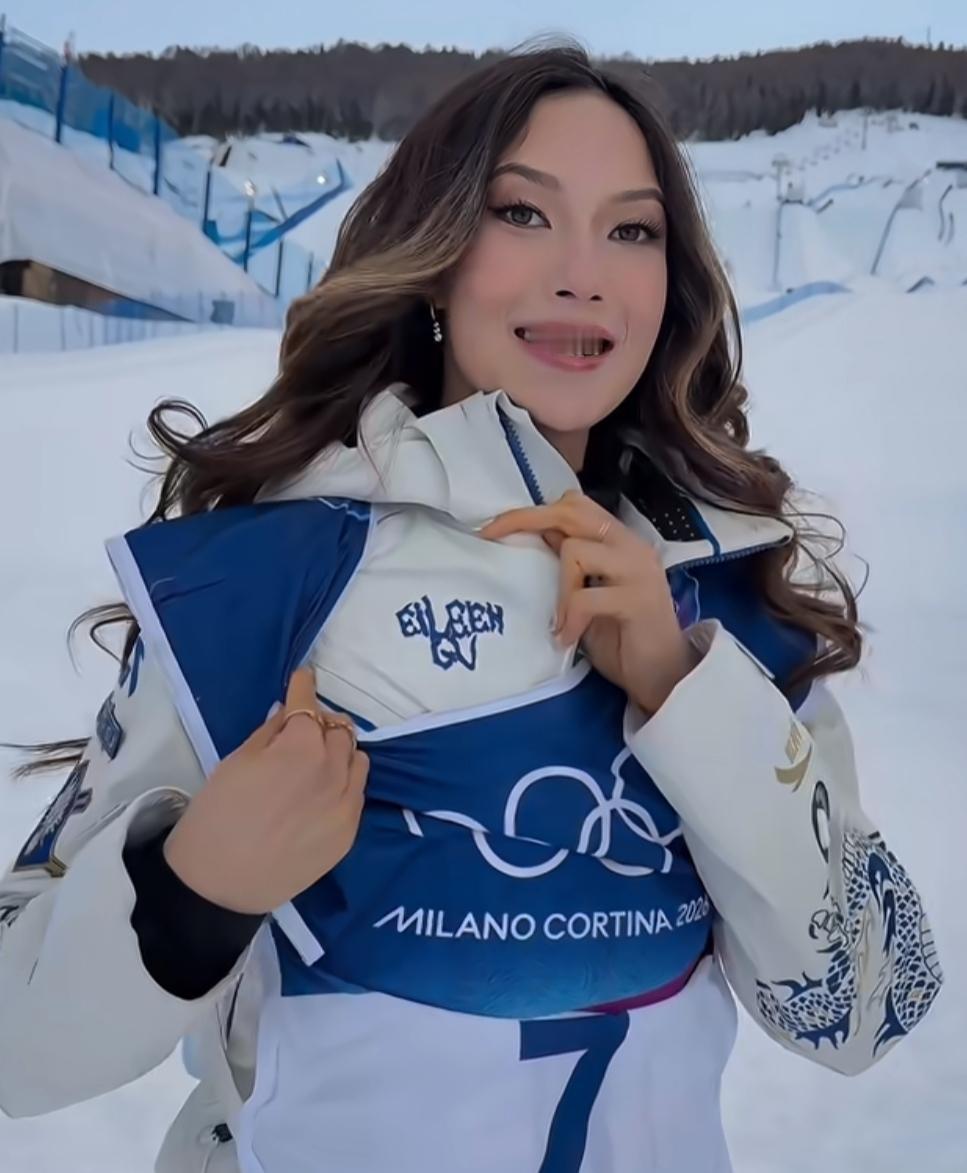 谷爱凌这套比赛服一点也不简单！

这是她和安踏公司一起设计的，应该叫“金鳞青花瓷