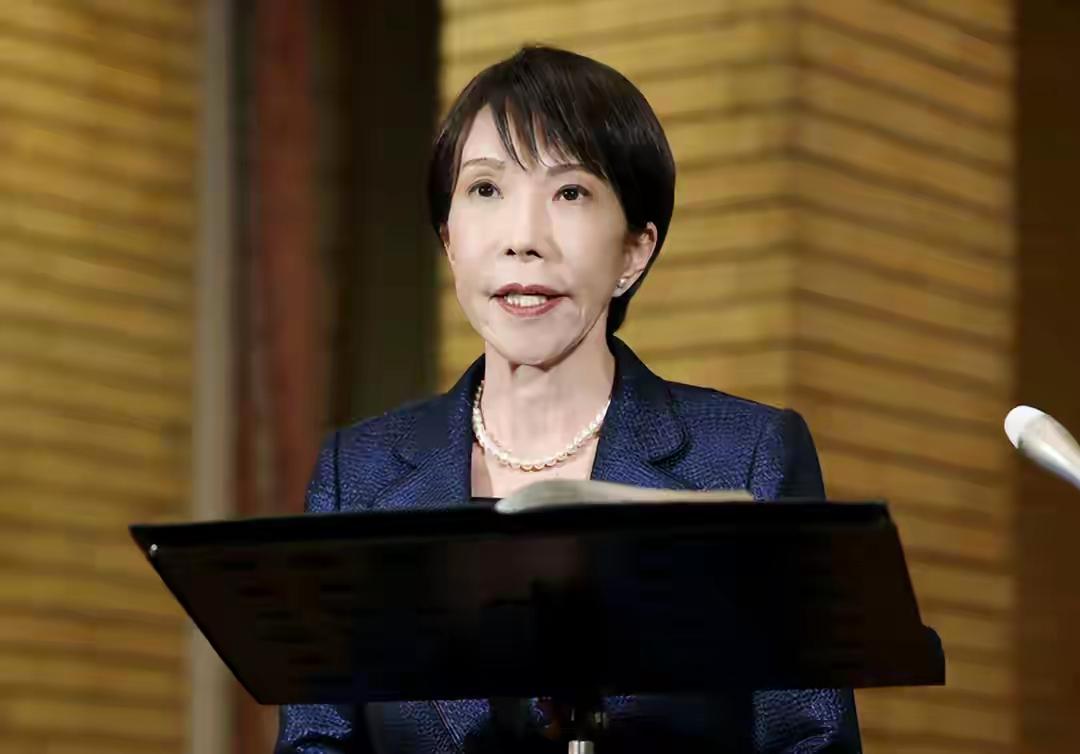 日本民众又一次涌上街头，反对首相高市早苗的右翼政策！上万名抗议者齐声喊着“不愿当