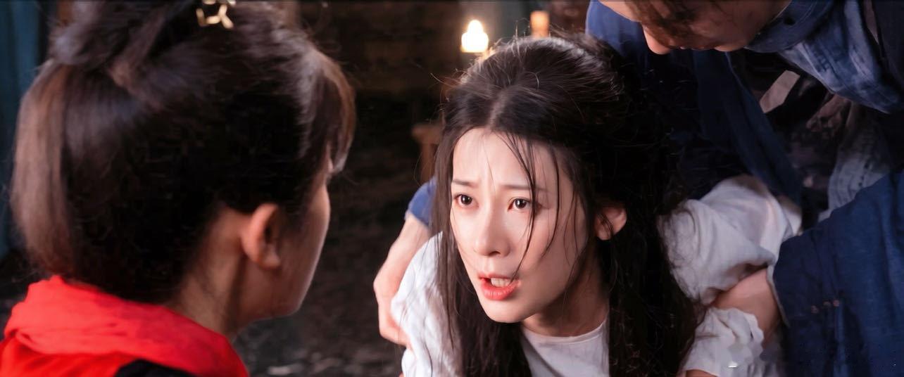 赵昭仪中毒戏赵昭仪馥之精神失控这段 纵然受尽折磨，骨子里依旧保有善良，清醒后满心