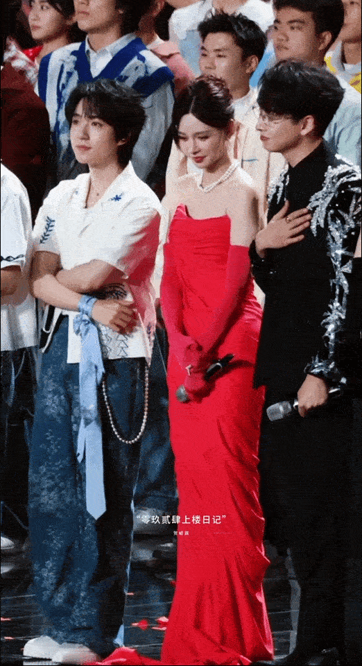 贺峻霖踩到沈梦辰裙子了 活动名场面太逗！沈梦辰优雅露肩长裙亮相，贺峻霖不慎踩到裙