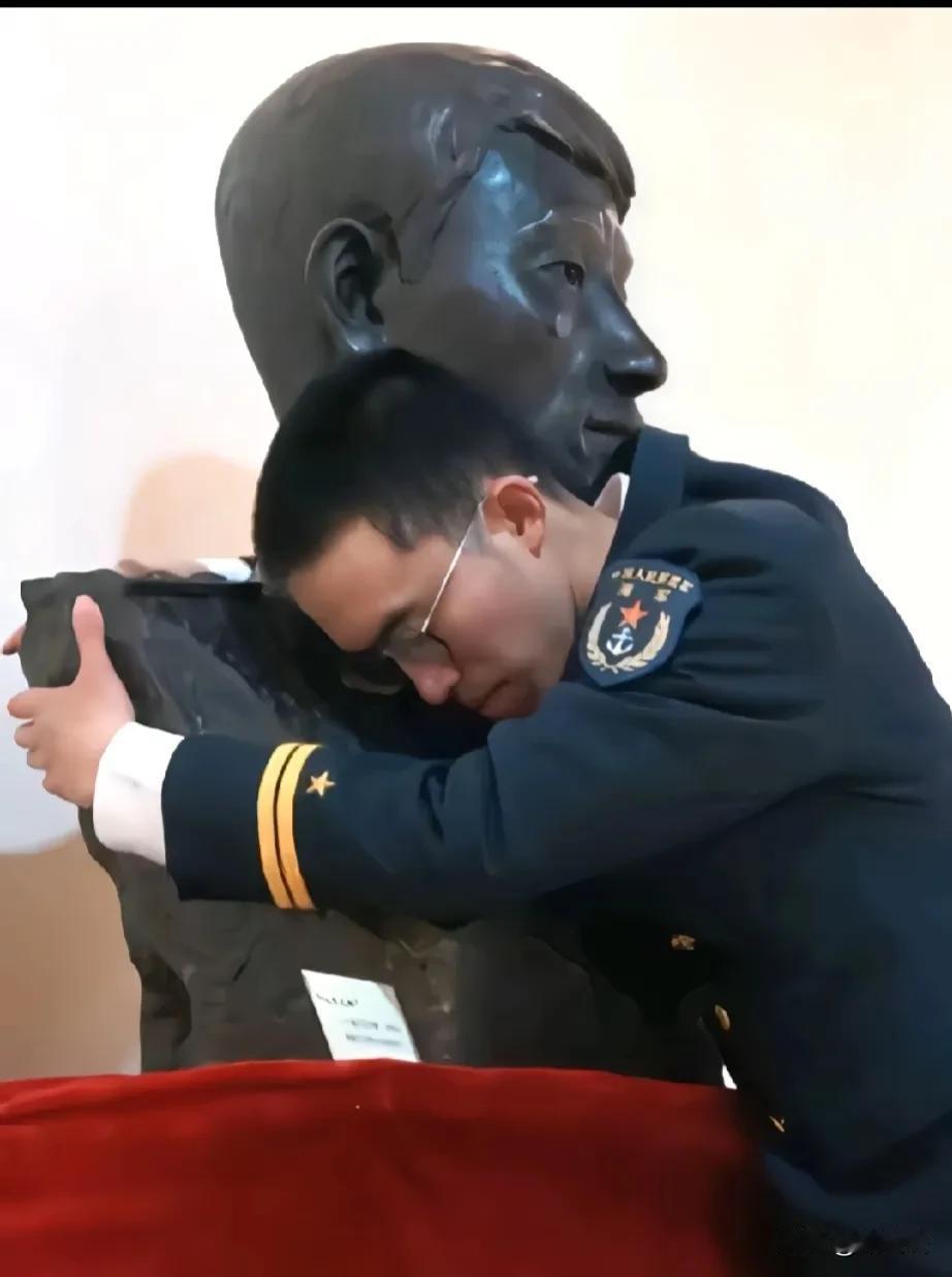泪目！
最特别的一张“父子合影”！
#向英雄致敬#