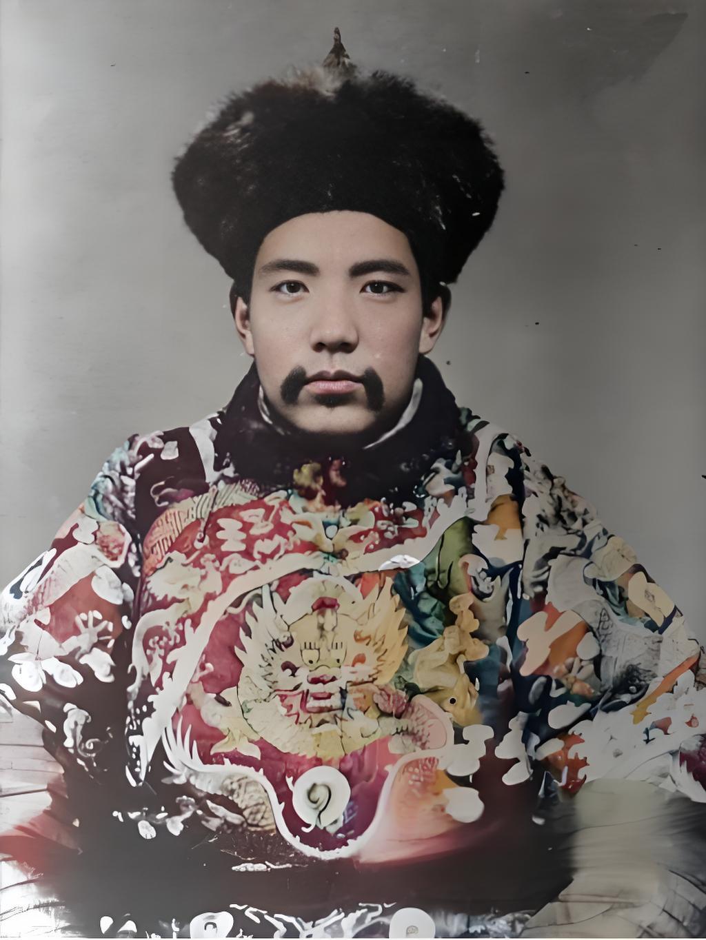 这张照片中的人物是第九世班禅额尔德尼·曲吉尼 玛 。他头戴毛茸茸的帽子，身着绣有