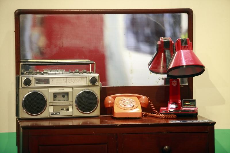 而且，随着生活水平的提高，人们的日常饮食变得丰富多样，过年时餐桌上的美食不再像过