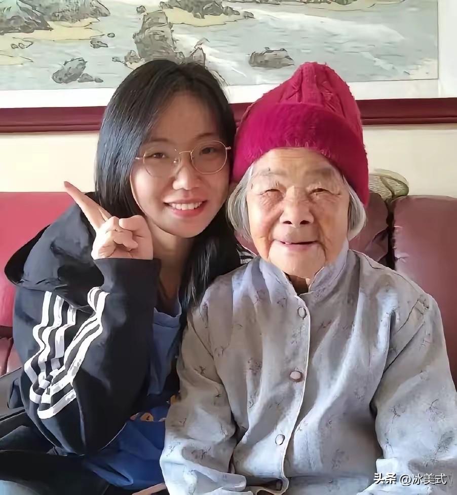 26岁姑娘为省钱，和上海68岁阿姨同住六年。后来阿姨患上老年痴呆，子女回来商量照