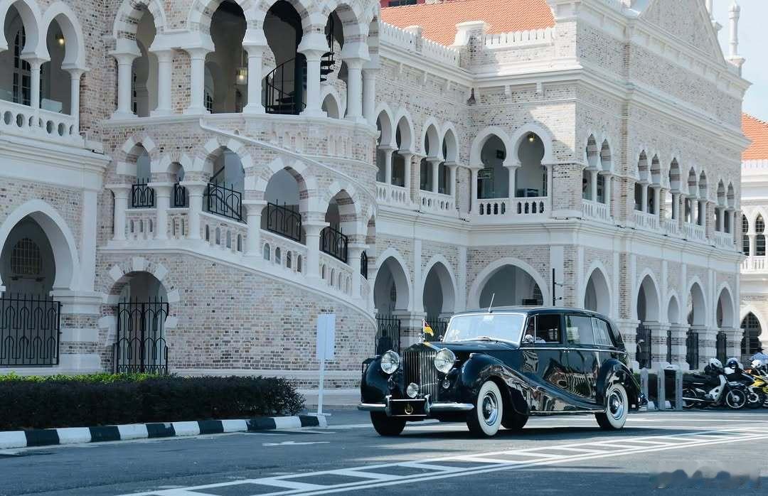 马来西亚王室 🇲🇾4月9日，雪兰莪州苏丹沙拉夫丁和王后诺拉西金在王储阿米尔·