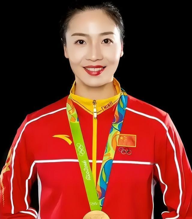 “月神”魏秋月应该算是中国女排最漂亮的运动员之一吧。
 
三届奥运会，成绩一金、