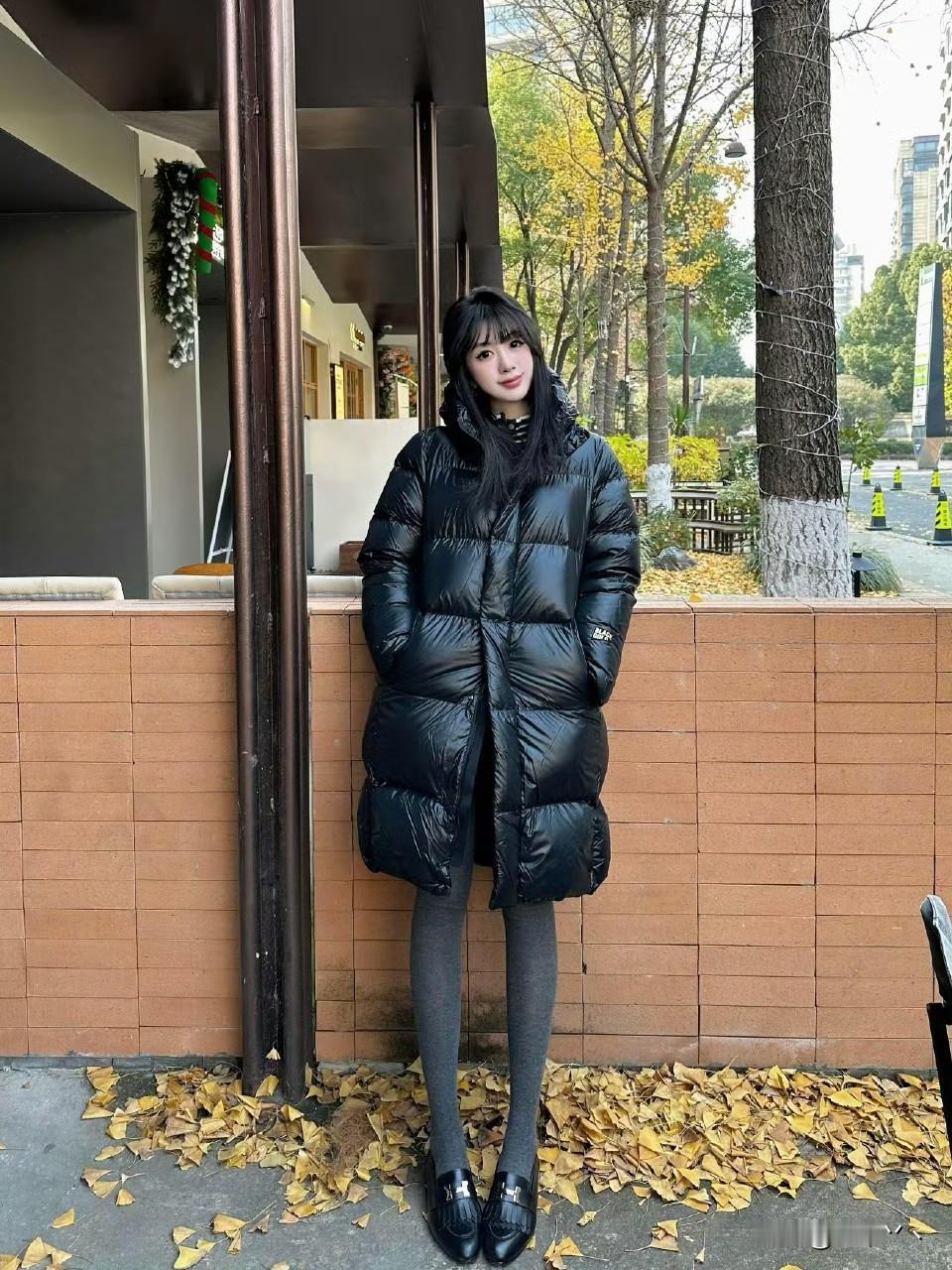 降温就靠这件“保命”羽绒服☁️ 亮面黑高级又耐脏，中长款裹住全身超暖和，深灰袜+
