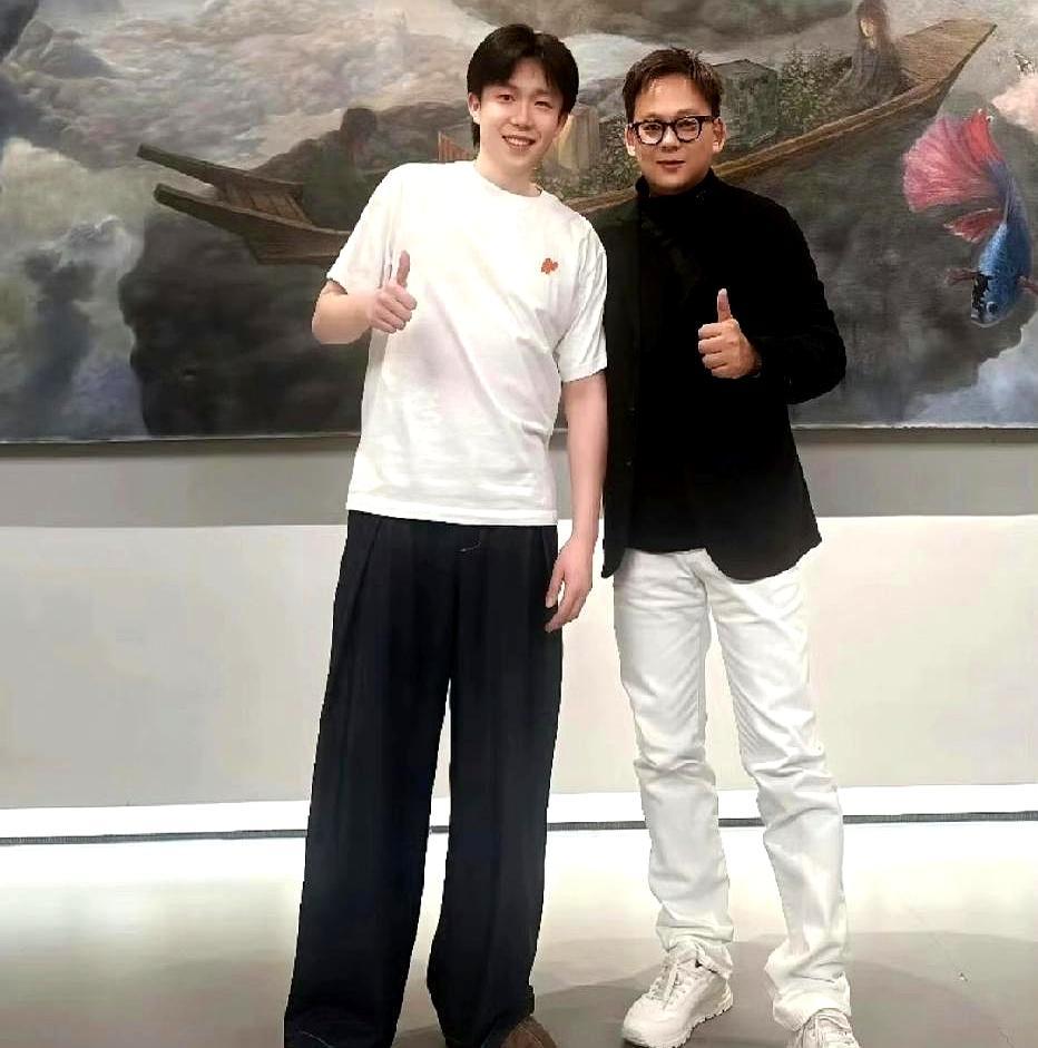 昨晚外滩那场只发电子请柬的小展，王楚钦坐第一排，策展人把香槟搁他旁边空椅，动作比