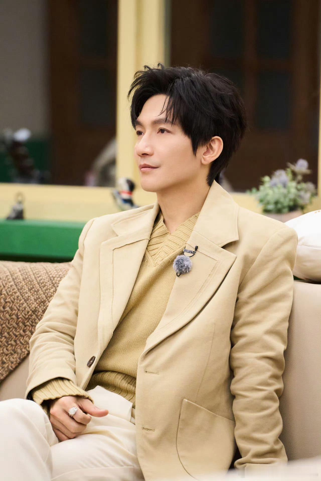 陈楚生就是个迷，有时清新脱俗，有时又这么蛊。[色][色] ​​​