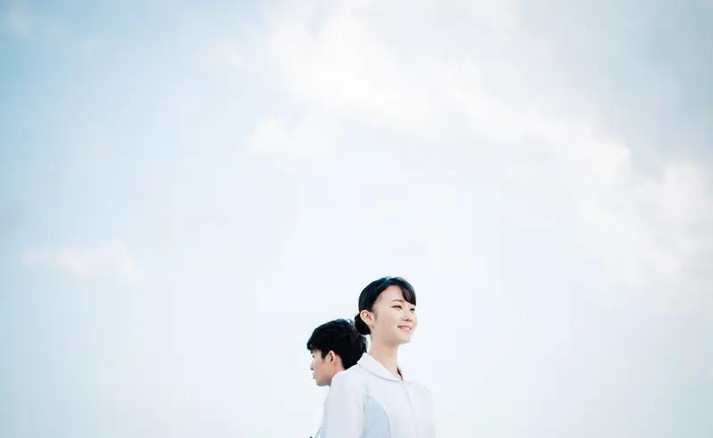 内向不是缺陷，是配置。
会计室里敲键盘的，比开会时说话的更靠谱。
编辑改稿不用当