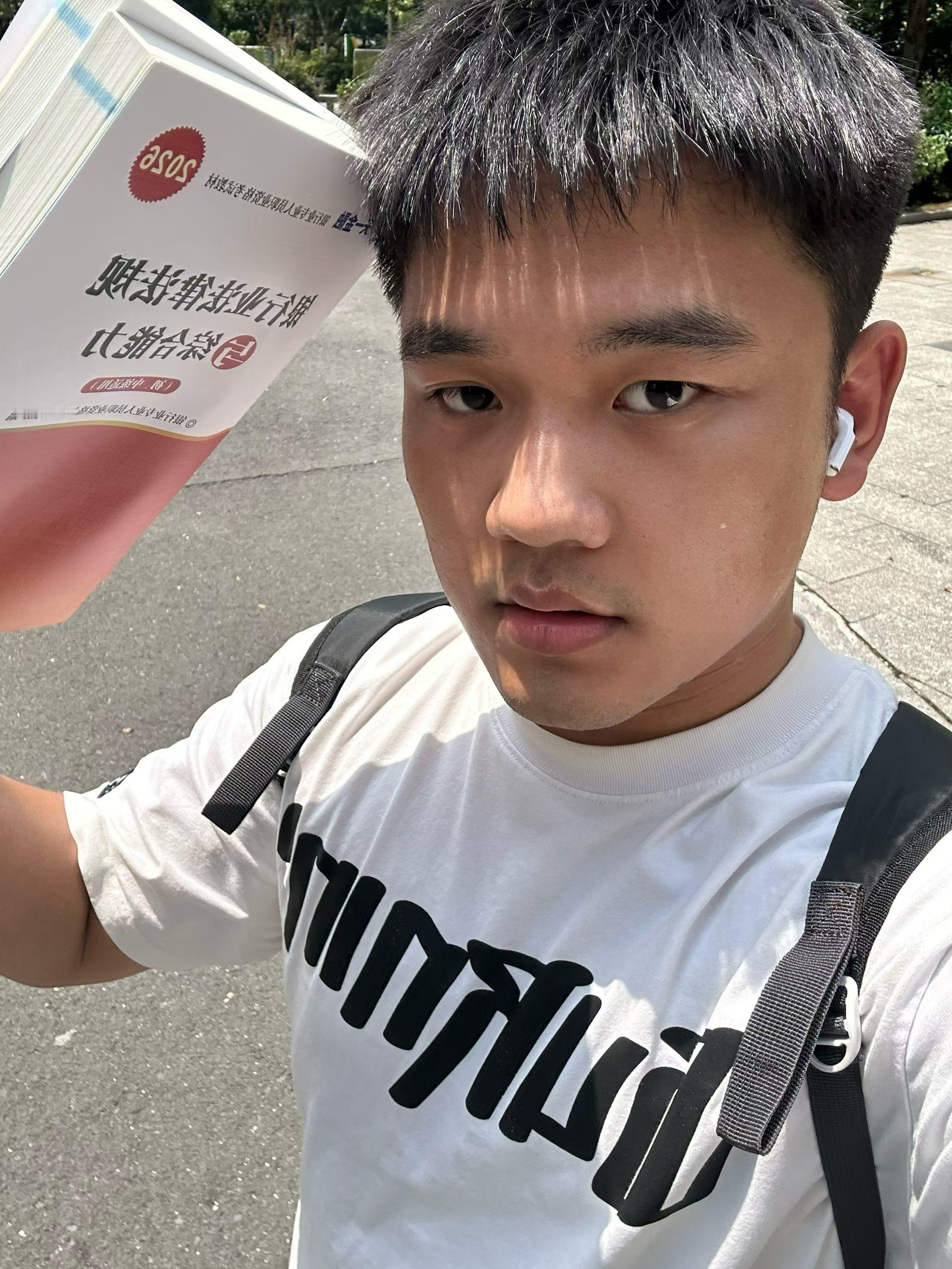 你想要的未来，不在别人嘴里，而在自己手里，只有努力，才能实现。 