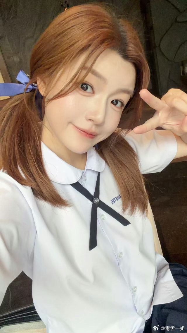 陈妍希穿泰式校服和小星星合照陈妍希穿泰式校服和儿子合照我沈佳宜了…这个陈妍希穿泰
