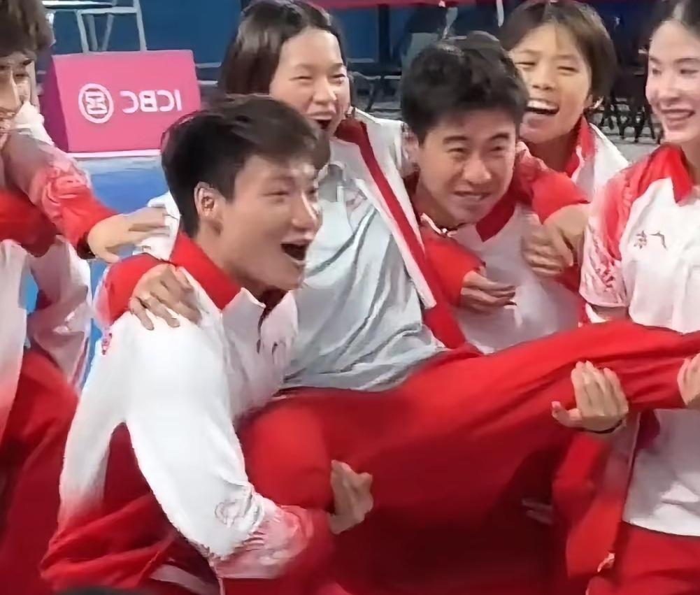 目前社会现象显示，明星代言多是看中背后的经济利益，出身贫寒的宝子能躲得过诱惑吗？