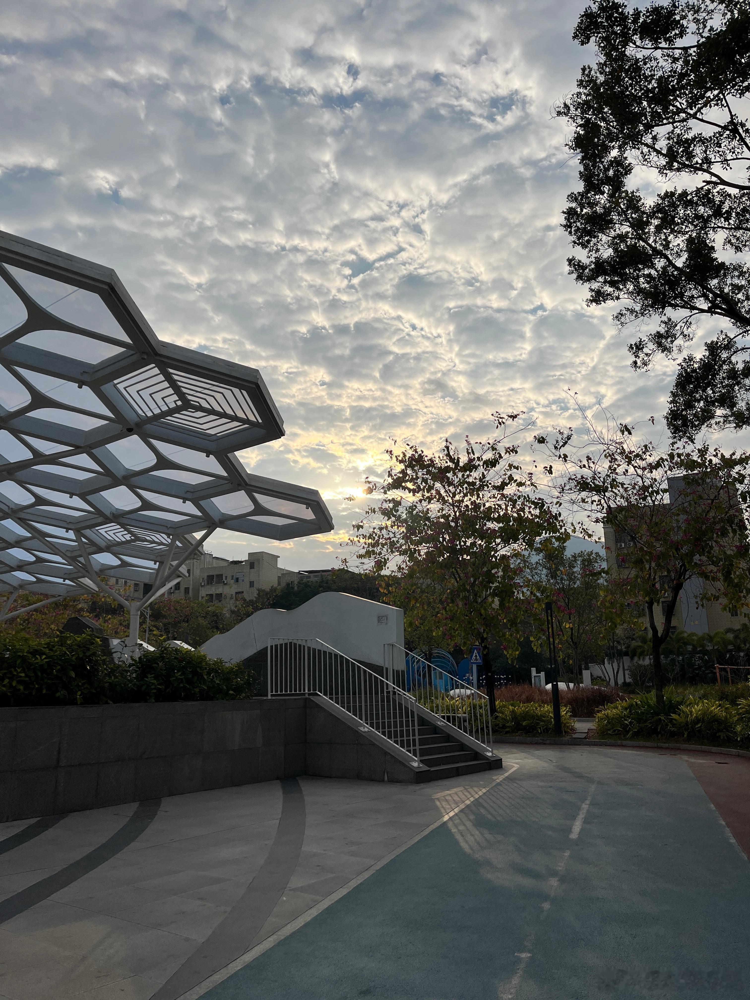 太阳破壳而出，从云彩里面挣扎出来，只为照亮我们。 