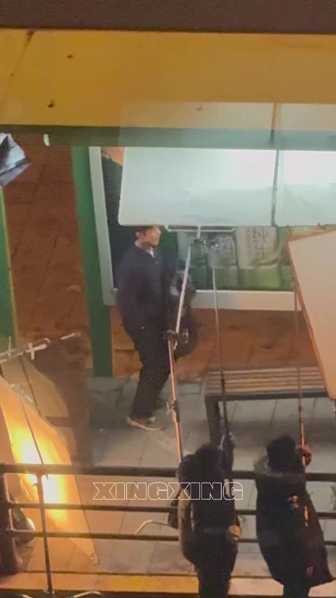 肖战姜妍小城良方跺脚取暖肖战姜妍蹦蹦跳跳小兔子 肖战姜妍《小城良方》跺脚取暖路透