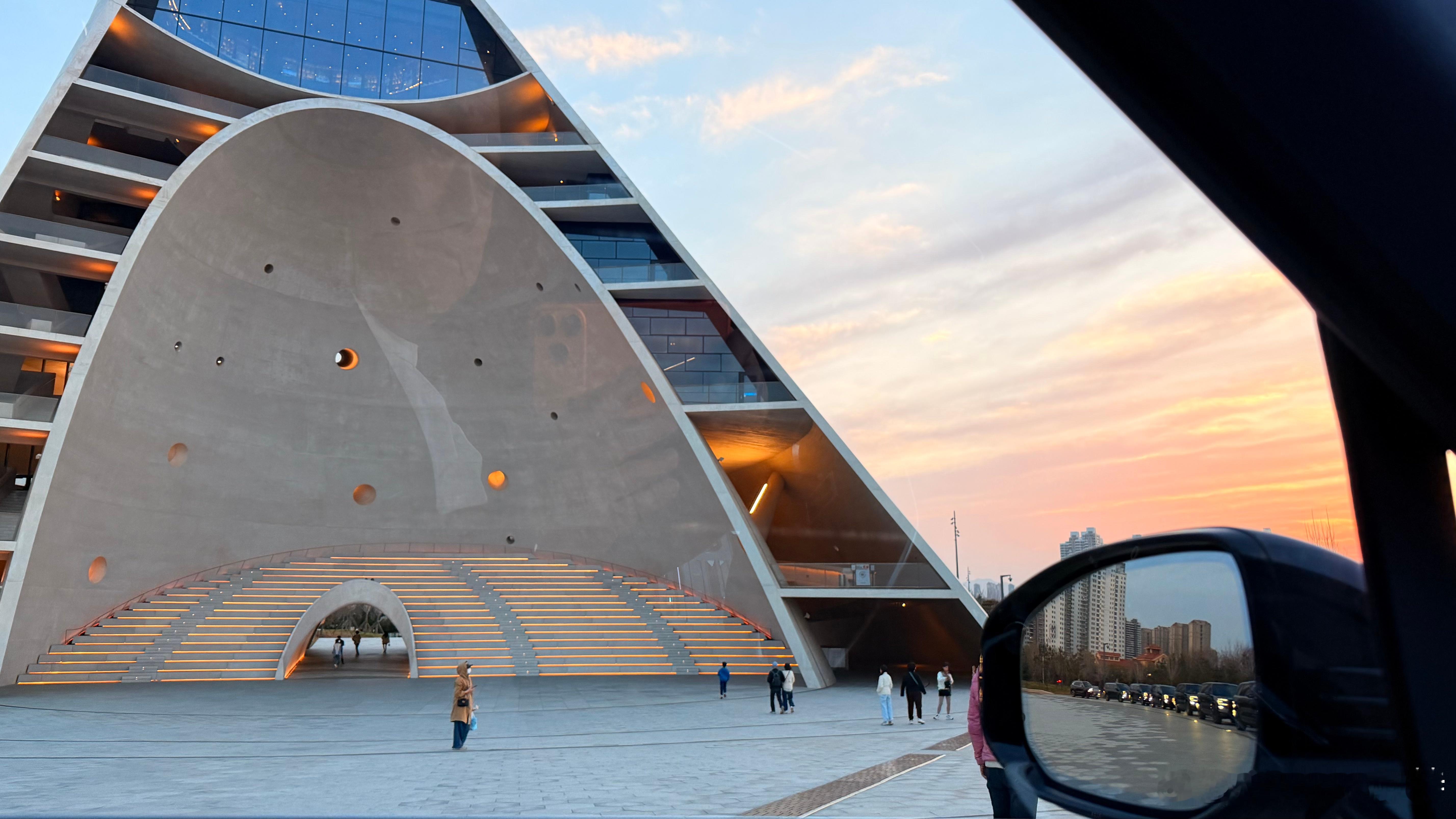 嗯，我一不在家，车友会就组织拍大片。极氪