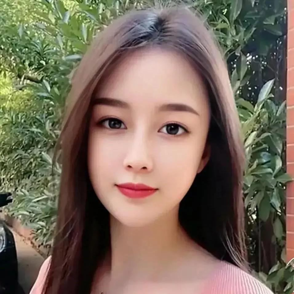 甜美少女风，户外自拍，清新自然，红唇点缀，魅力十足。