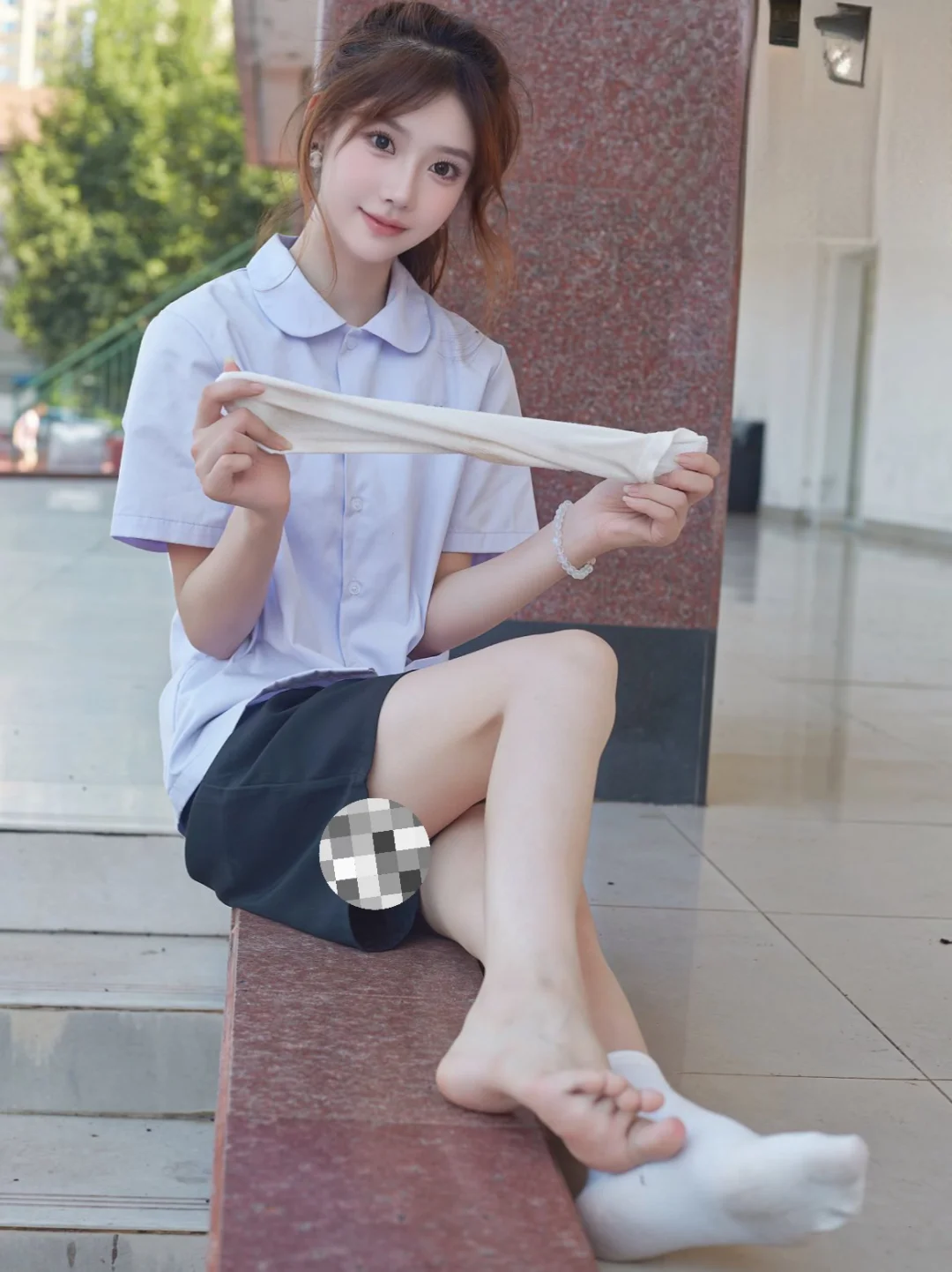 有画难描雅态，无花可比芳容