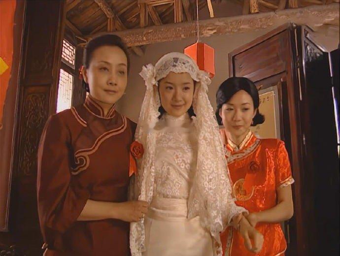 现在才发现冷清秋结婚时的婚纱既丑又廉价，全靠董洁颜值撑着… ​​​