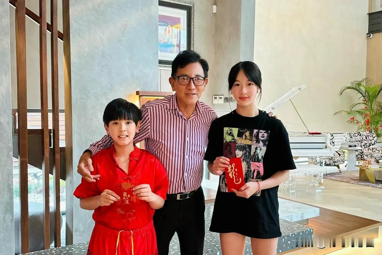 吴尊完美的家庭氛围，真是叫人羡慕，吴尊还是这么的帅气， 一双儿女的颜值也好高，老