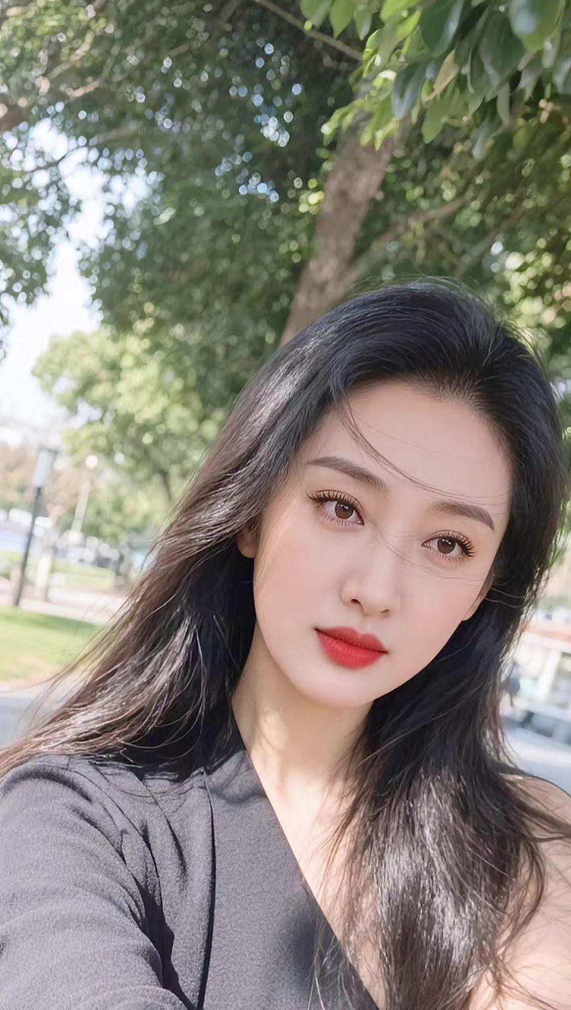 AI绿荫自拍 抖音ai创作 优雅气质写真 好的照片经得起被无限放大 我的穿搭破烂