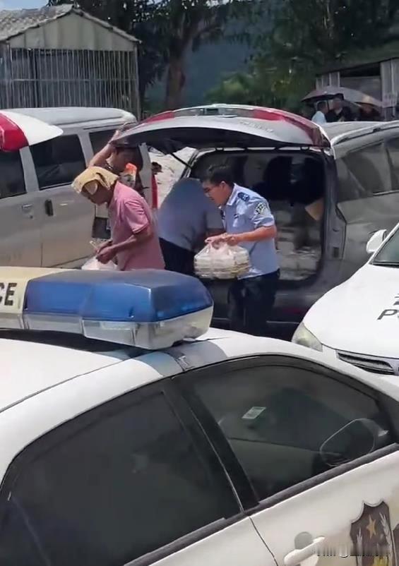 现在广西防城港的十万大山火了，很多人在搜山找一个姓卢的人，据说每天都有数千人参加