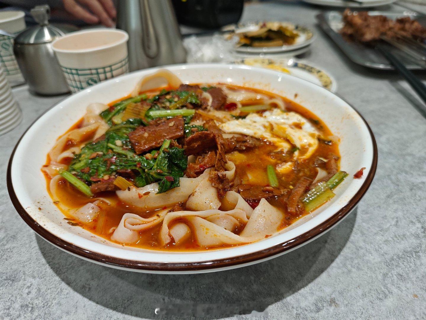 今天第一顿饱饭！#大家车岚图嘻游记# 我们都是很本地的特色牛肉面，羊肉串，嘉俊这