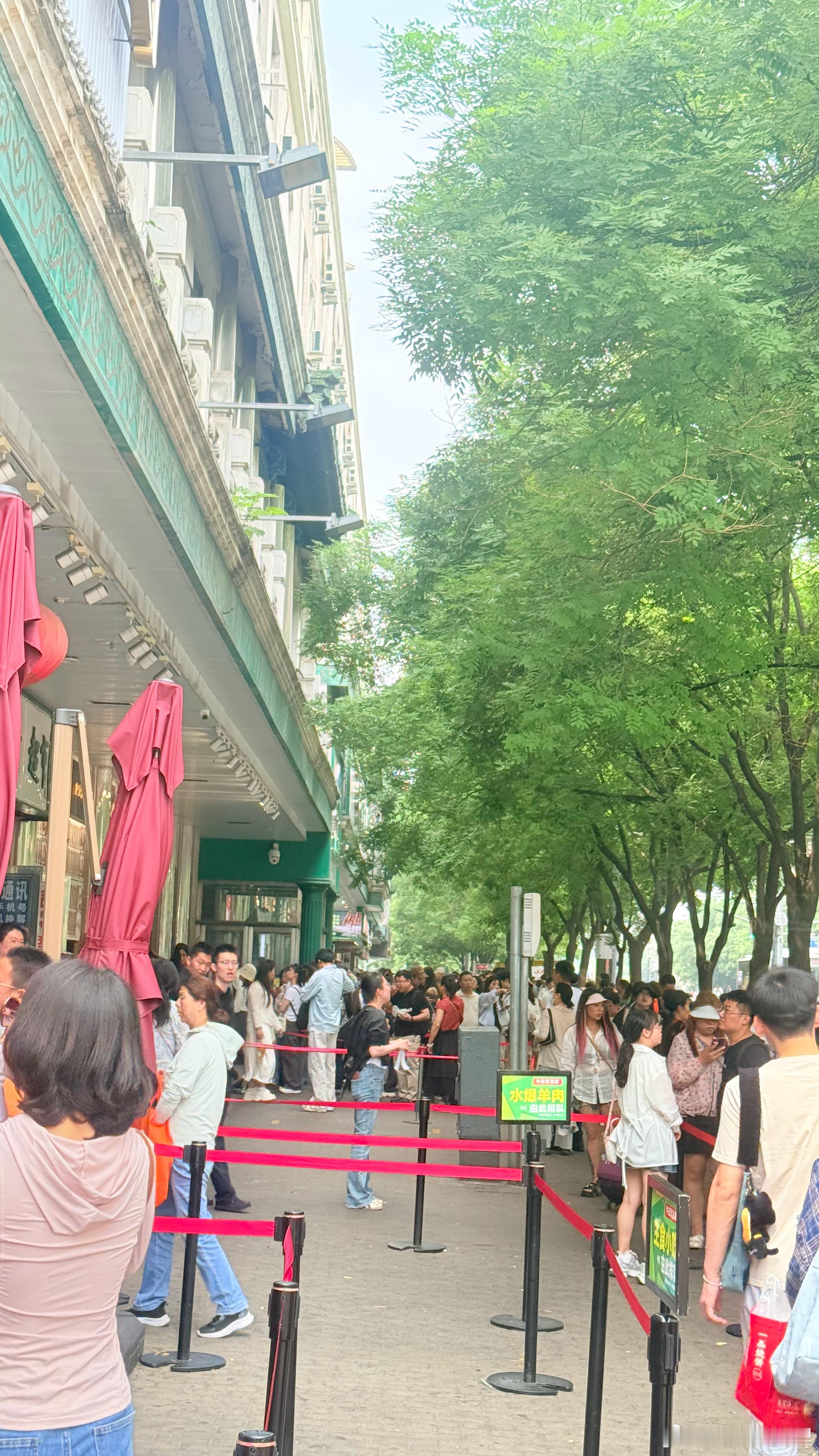 北京牛街都成旅游打卡点了，各种排队，这个人流量多少零售、饭店人羡慕…… 