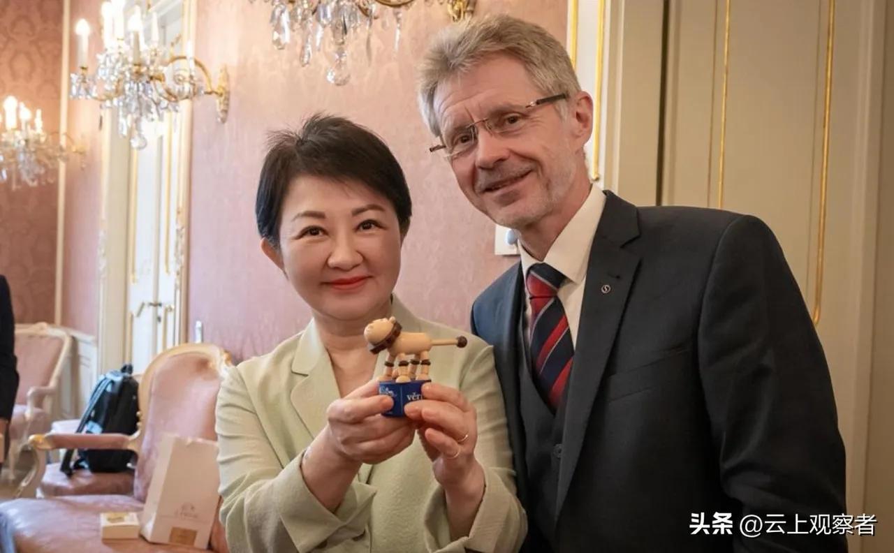 一个背信弃义的卢秀燕，打着城市交流活动的幌子，访问欧洲三个国家，结果是在犯卖“主