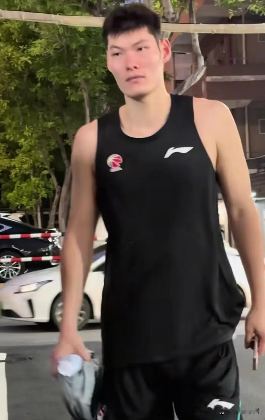 刘李有望加入广东宏远？

刘李来到东莞参加广东男篮试训后，这名球员经常跟球队加练