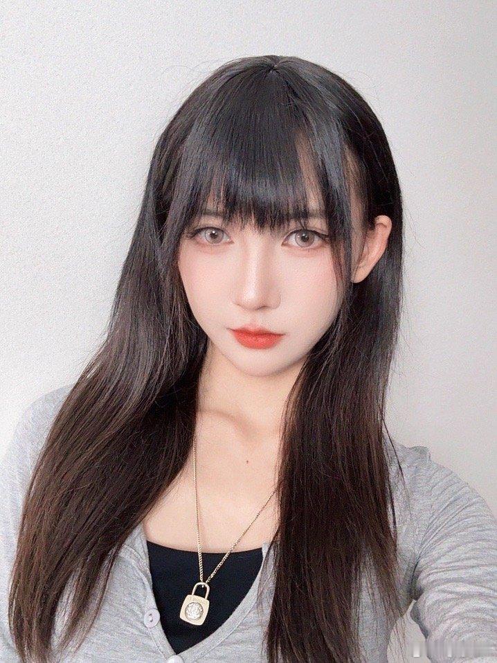 是御姐  但是浅色美瞳有点显凶[泪奔] ​​​